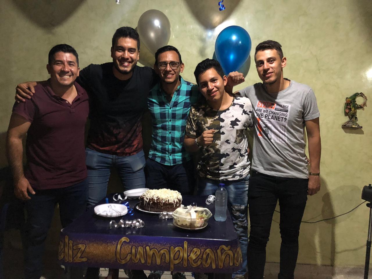 El periodista deportivo Isauro Quintero Barrera, el ingeniero Fabián Reyes, el cumpleañero, Bryan Camilo Pito y el licenciado en lengua castellana Fernando Caicedo.